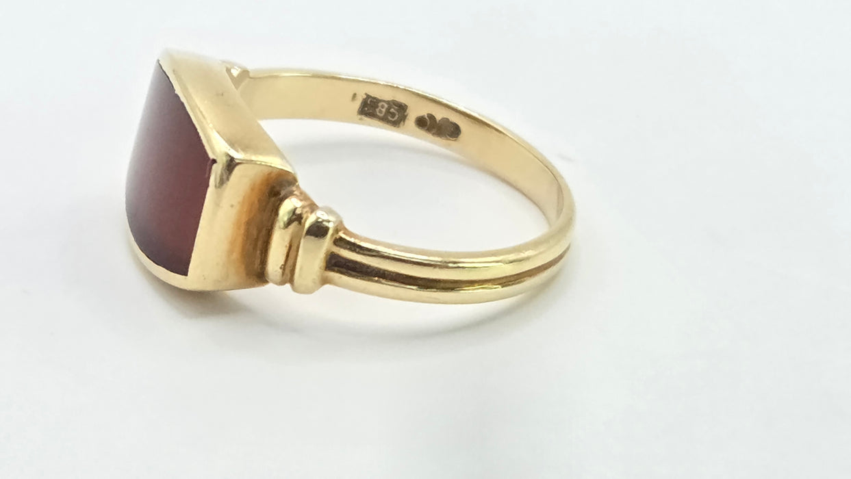 Vintage: 14ct Yellow Gold Garnet Signet Ring