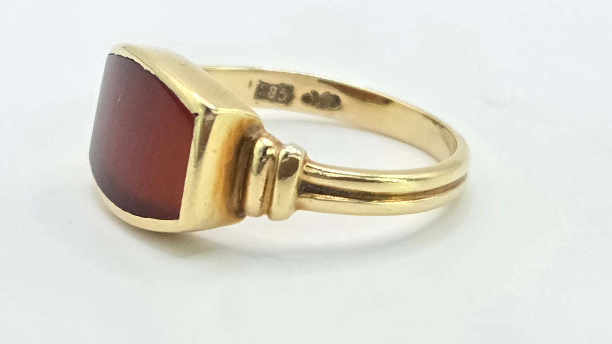 Vintage: 14ct Yellow Gold Garnet Signet Ring