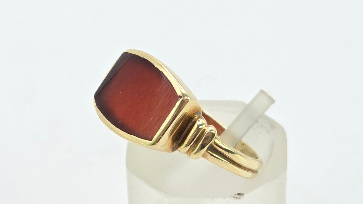 Vintage: 14ct Yellow Gold Garnet Signet Ring