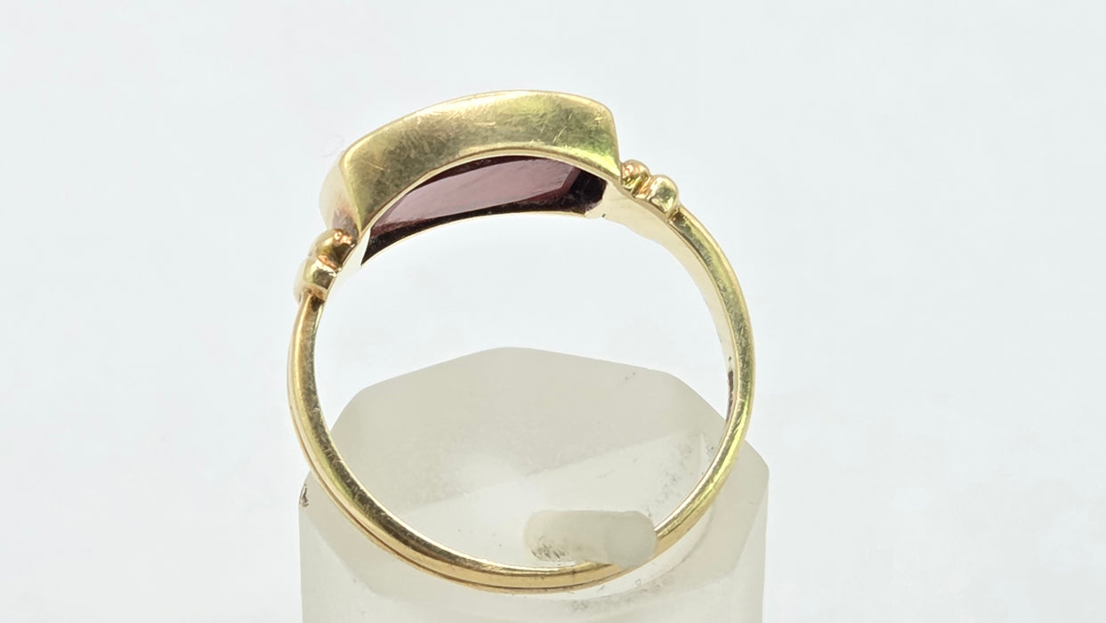 Vintage: 14ct Yellow Gold Garnet Signet Ring