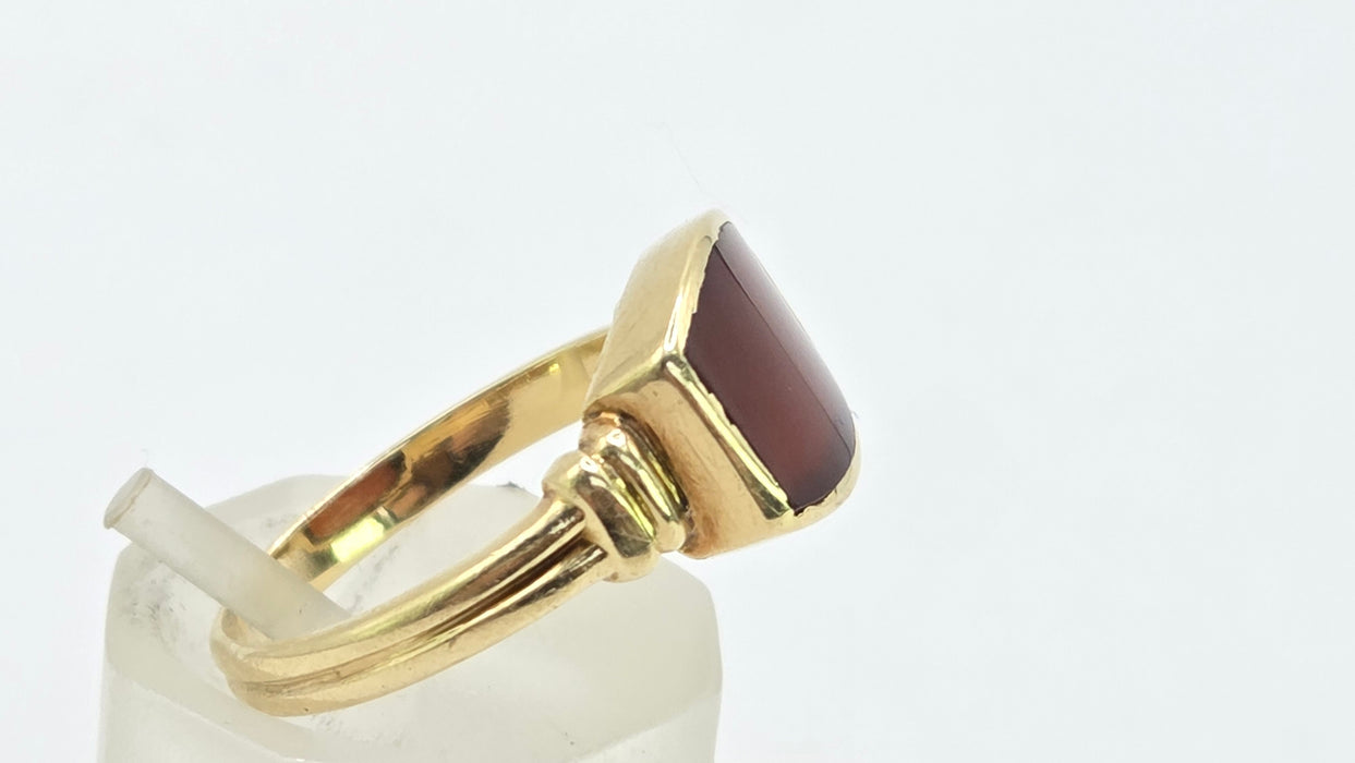 Vintage: 14ct Yellow Gold Garnet Signet Ring