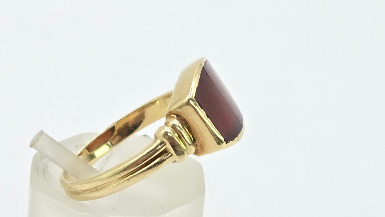 Vintage: 14ct Yellow Gold Garnet Signet Ring