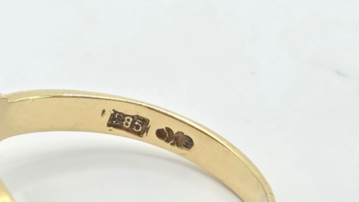 Vintage: 14ct Yellow Gold Garnet Signet Ring