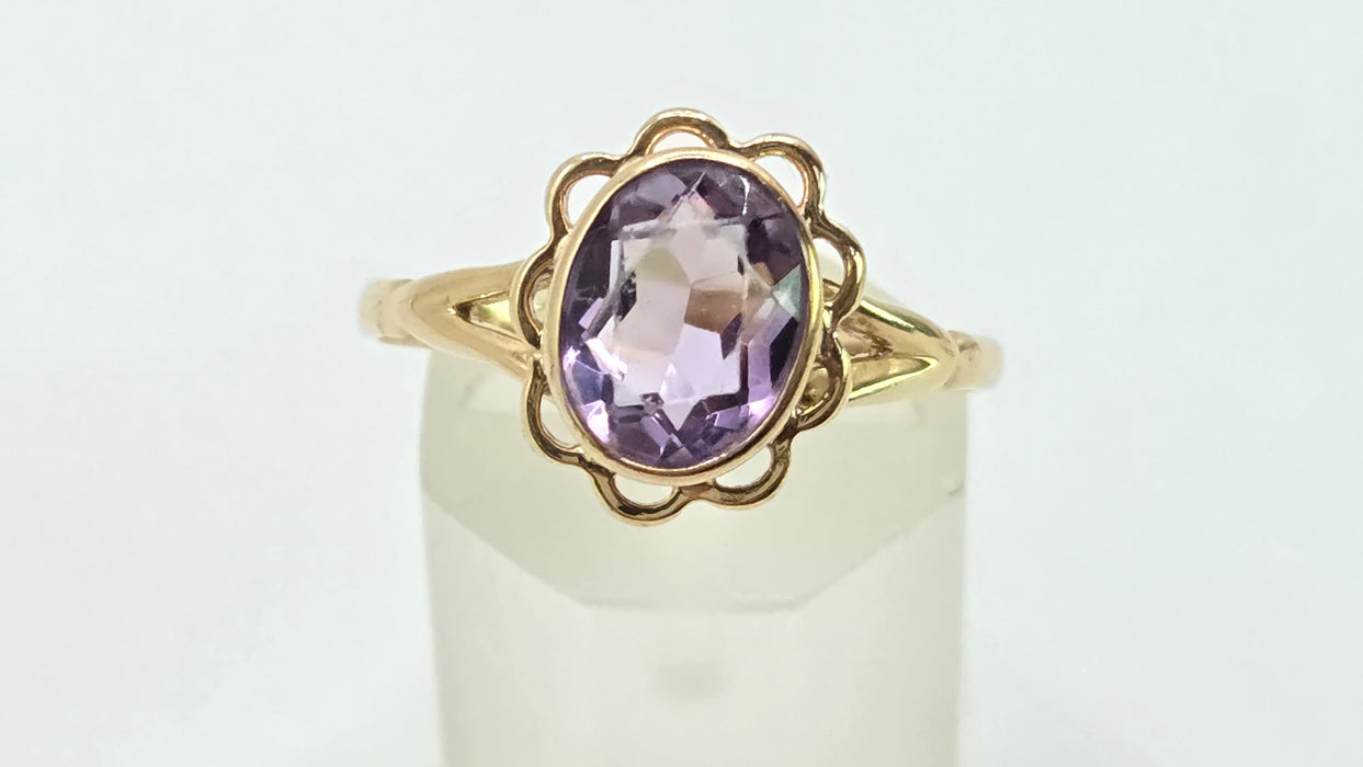 Vintage: 9ct Yellow Gold Amethyst Solitaire Ring