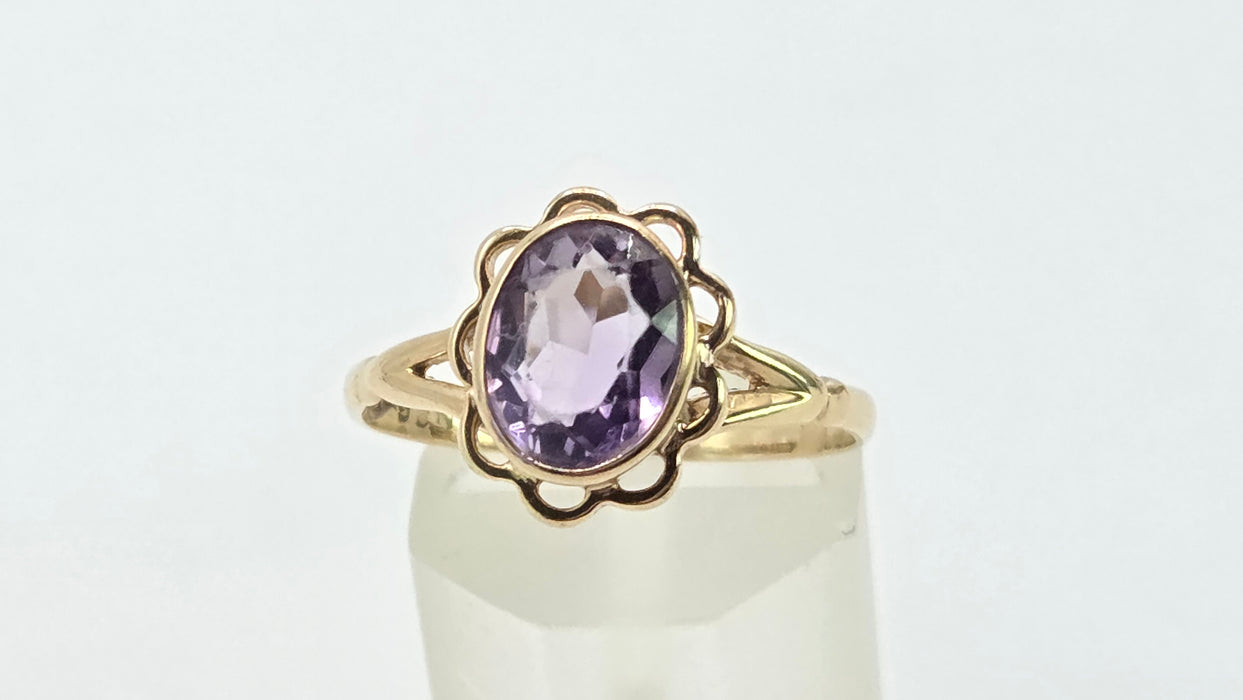 Vintage: 9ct Yellow Gold Amethyst Solitaire Ring