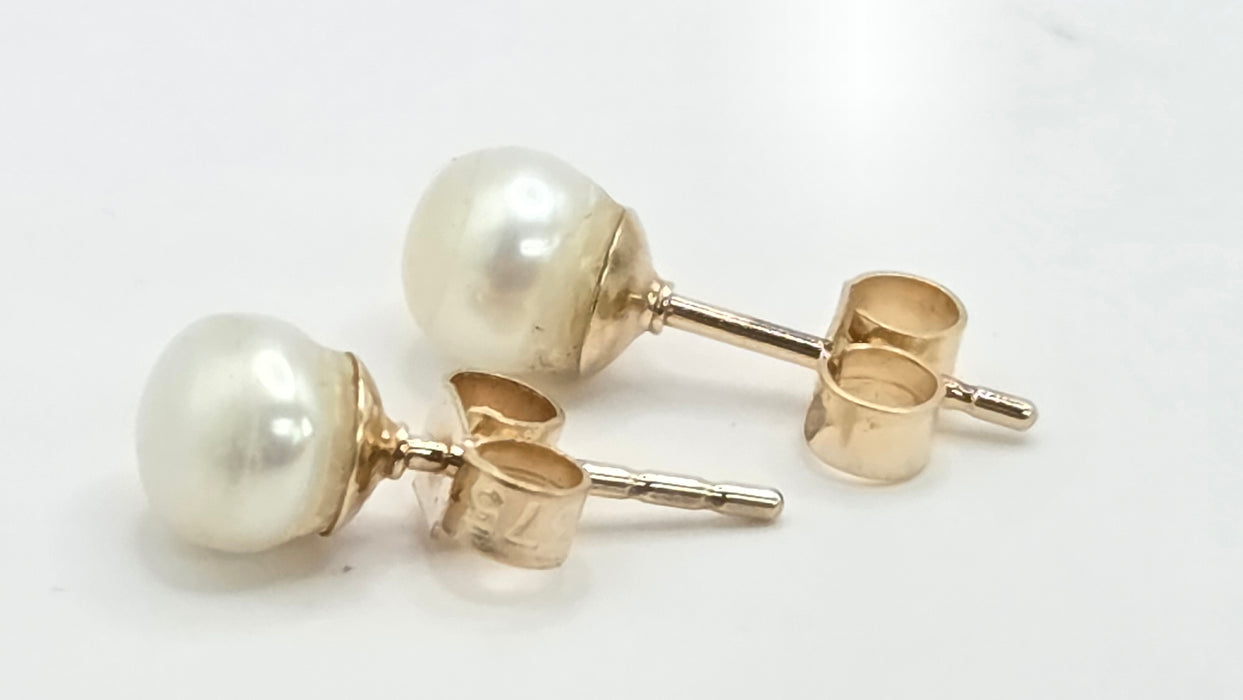 Vintage: 9ct Yellow Gold Pearl Stud Earrings