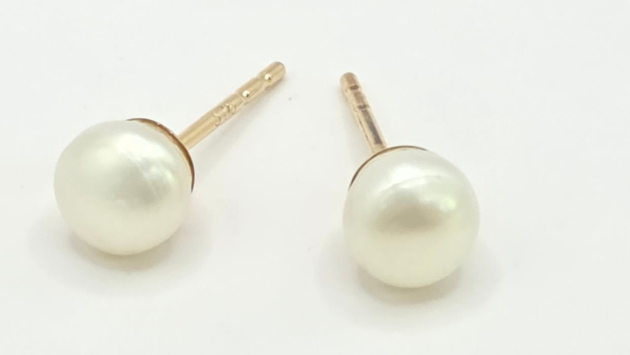 Vintage: 9ct Yellow Gold Pearl Stud Earrings