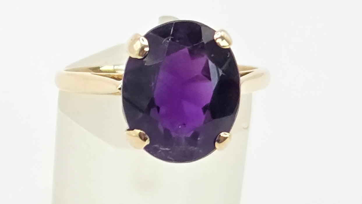 Vintage: 9ct Yellow Gold Amethyst Solitaire Ring