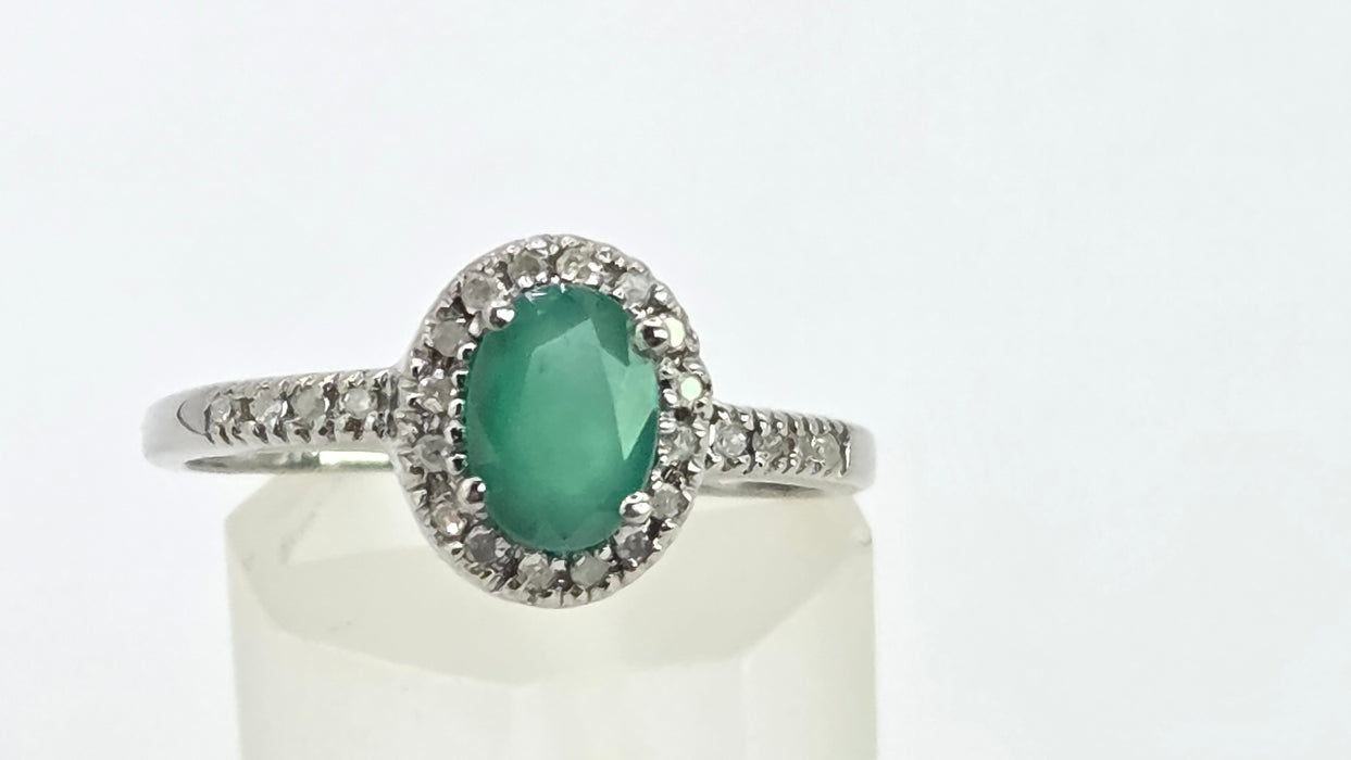 Vintage: 9ct White Gold Emerald 0.72ct & Diamond 0.18ct Oval Cluster Ring