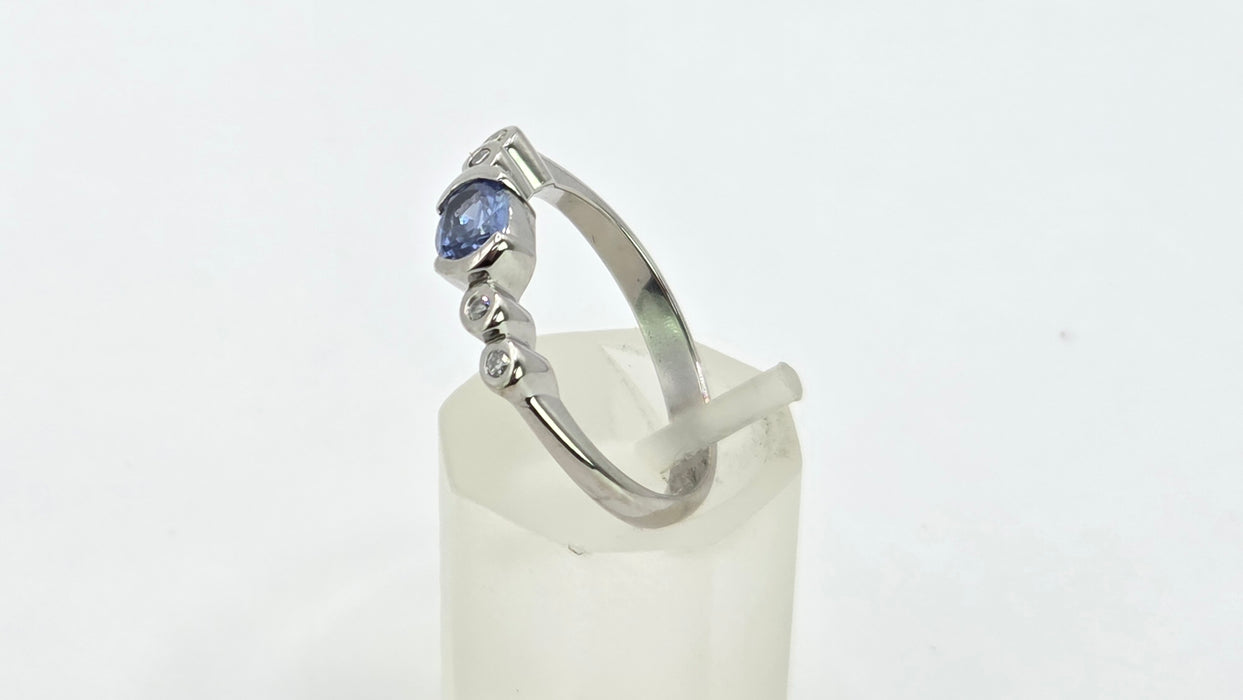 Vintage: 18ct White Gold Sapphire 0.52ct & Diamond Dress Ring