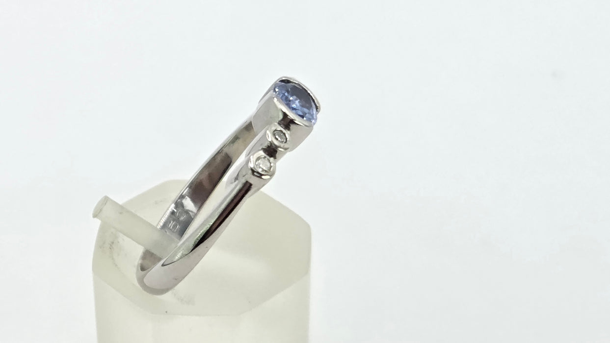 Vintage: 18ct White Gold Sapphire 0.52ct & Diamond Dress Ring