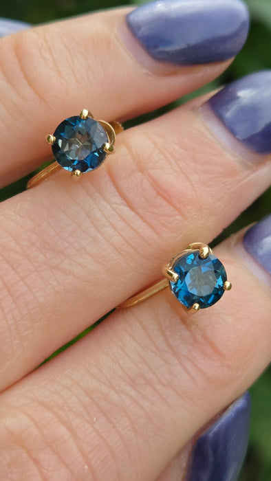 Vintage: 9ct Yellow Gold London Blue Topaz Screw Stud Earrings