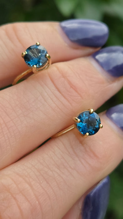 Vintage: 9ct Yellow Gold London Blue Topaz Screw Stud Earrings