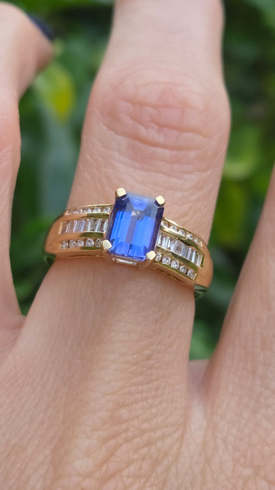 Vintage: 18ct Yellow Gold Tanzanite 1.70ct & Diamond 0.46ct Dress Ring