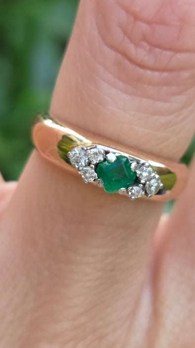 Vintage: 18ct Yellow Gold Emerald & Diamond Seven Stone Ring
