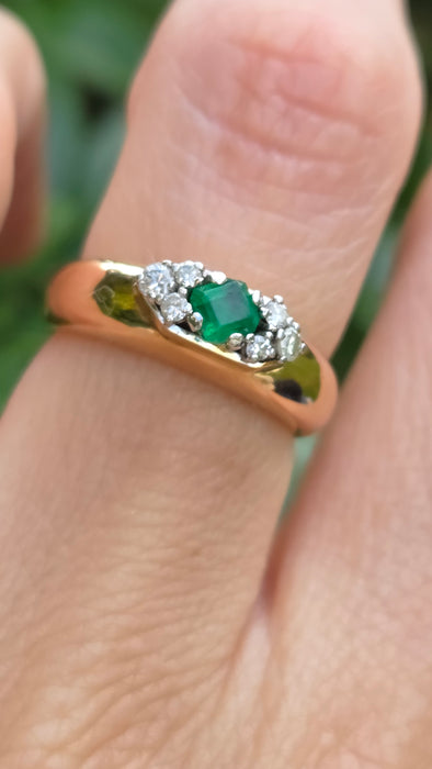 Vintage: 18ct Yellow Gold Emerald & Diamond Seven Stone Ring