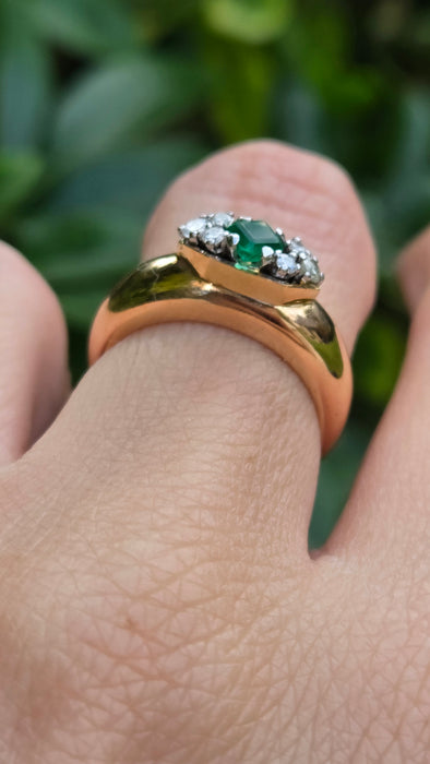Vintage: 18ct Yellow Gold Emerald & Diamond Seven Stone Ring