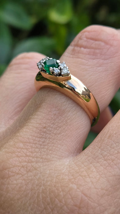Vintage: 18ct Yellow Gold Emerald & Diamond Seven Stone Ring