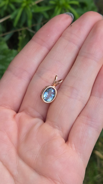 Vintage: 9ct Rose Gold Blue Topaz Pendant