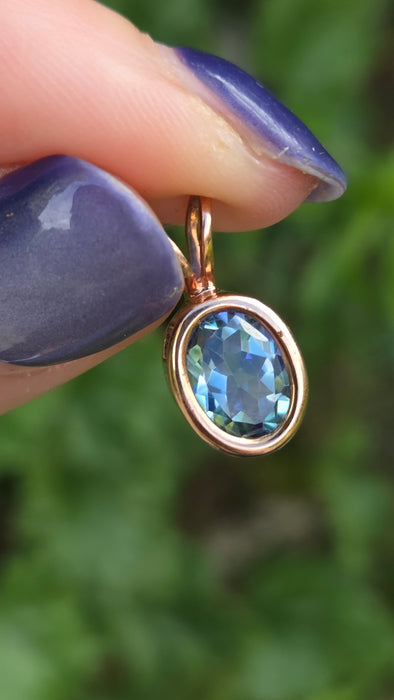 Vintage: 9ct Rose Gold Blue Topaz Pendant