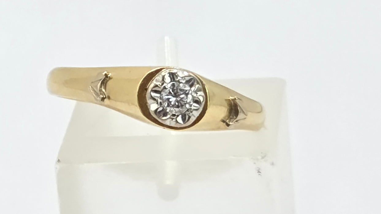 Vintage: 18ct Yellow Gold Diamond 0.05ct Solitaire Ring with White Gold Decals — From 1982