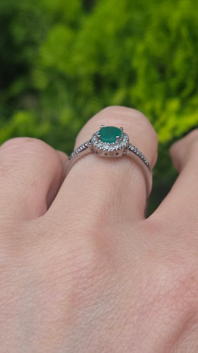 Vintage: 9ct White Gold Emerald 0.72ct & Diamond 0.18ct Oval Cluster Ring