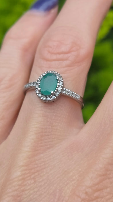 Vintage: 9ct White Gold Emerald 0.72ct & Diamond 0.18ct Oval Cluster Ring