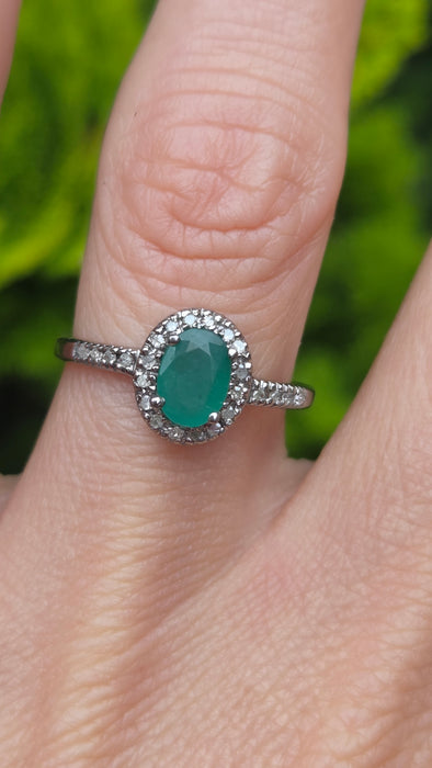 Vintage: 9ct White Gold Emerald 0.72ct & Diamond 0.18ct Oval Cluster Ring