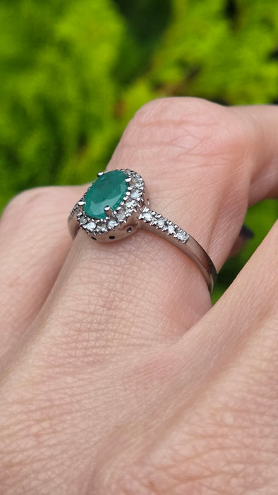 Vintage: 9ct White Gold Emerald 0.72ct & Diamond 0.18ct Oval Cluster Ring