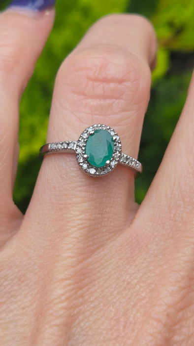 Vintage: 9ct White Gold Emerald 0.72ct & Diamond 0.18ct Oval Cluster Ring