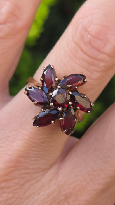 Vintage: 9ct Yellow Gold Garnet Cartwheel Cluster Ring — From 1976