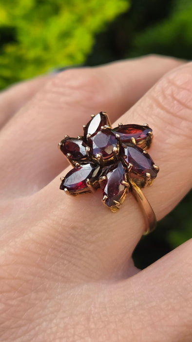 Vintage: 9ct Yellow Gold Garnet Cartwheel Cluster Ring — From 1976