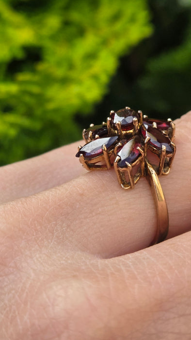 Vintage: 9ct Yellow Gold Garnet Cartwheel Cluster Ring — From 1976