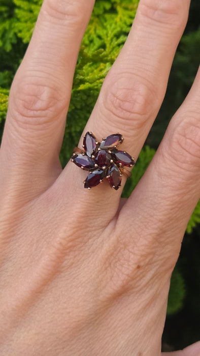 Vintage: 9ct Yellow Gold Garnet Cartwheel Cluster Ring — From 1976