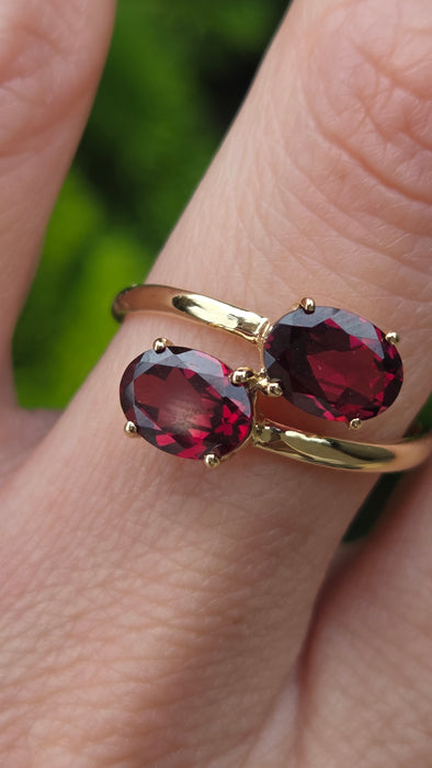 Vintage: 9ct Yellow Gold Garnet Crossover Ring