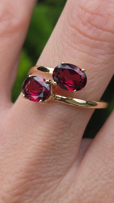 Vintage: 9ct Yellow Gold Garnet Crossover Ring