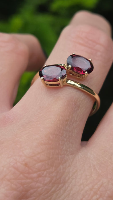 Vintage: 9ct Yellow Gold Garnet Crossover Ring
