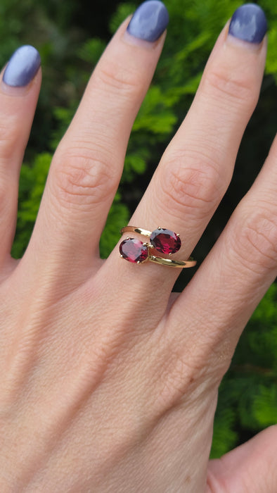 Vintage: 9ct Yellow Gold Garnet Crossover Ring