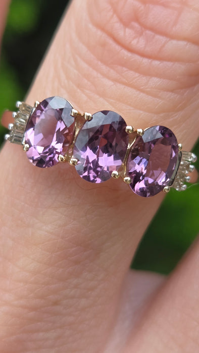 Vintage: 9ct Yellow Gold Purple Spinel & Diamond Trilogy Ring