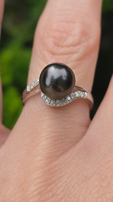 Vintage: 18ct White Gold Tahitian Pearl & Natural Diamond Ring