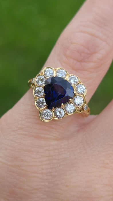 Vintage: 18ct Yellow Gold Sapphire 2.00ct & 11-Diamond 0.55ct Heart-Shaped Halo Ring