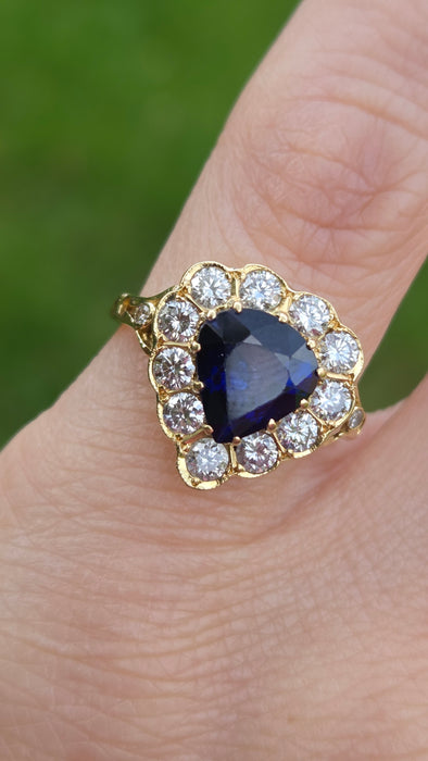 Vintage: 18ct Yellow Gold Sapphire 2.00ct & 11-Diamond 0.55ct Heart-Shaped Halo Ring