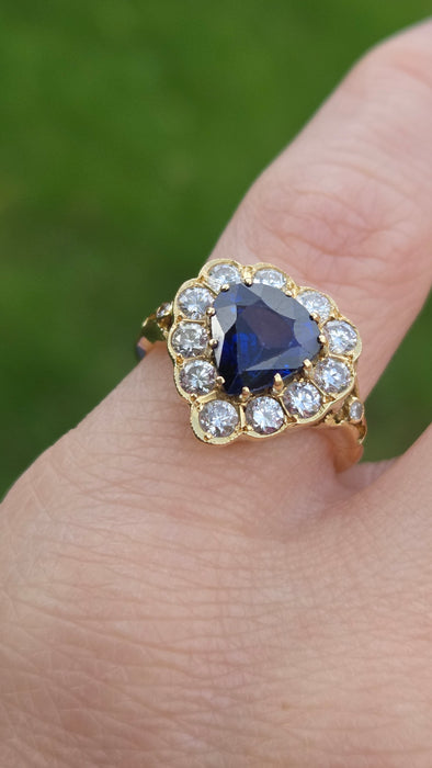 Vintage: 18ct Yellow Gold Sapphire 2.00ct & 11-Diamond 0.55ct Heart-Shaped Halo Ring