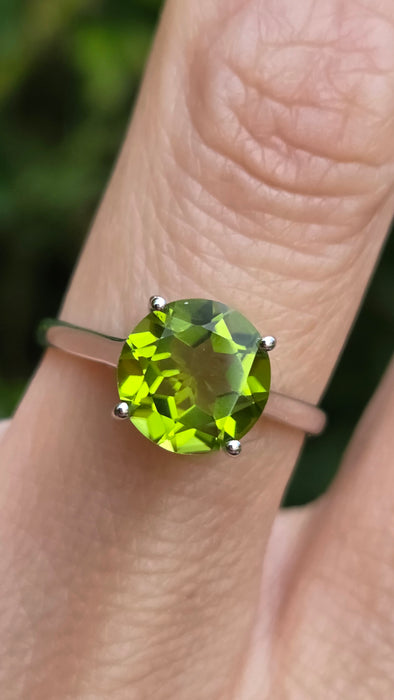 Vintage: 9ct White Gold Peridot Solitaire Ring