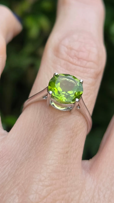 Vintage: 9ct White Gold Peridot Solitaire Ring