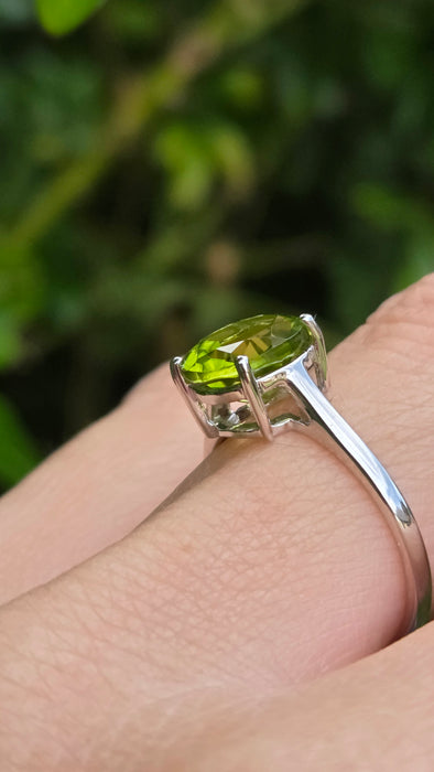 Vintage: 9ct White Gold Peridot Solitaire Ring