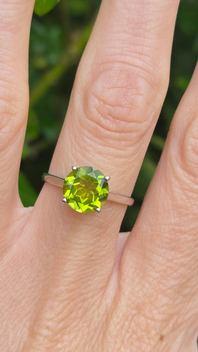 Vintage: 9ct White Gold Peridot Solitaire Ring