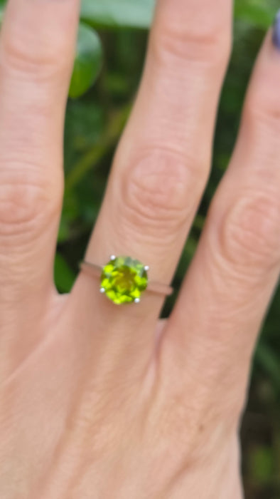 Vintage: 9ct White Gold Peridot Solitaire Ring