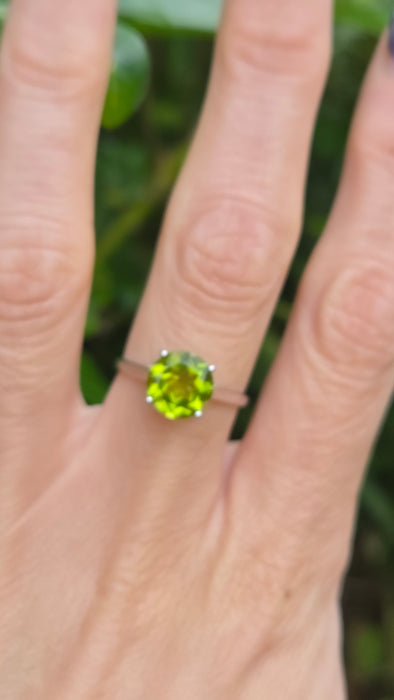 Vintage: 9ct White Gold Peridot Solitaire Ring