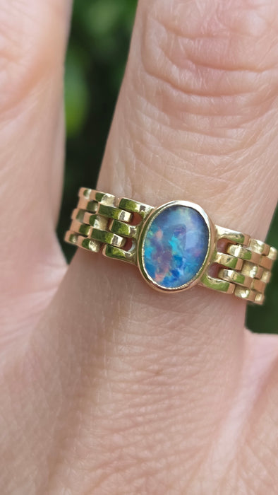 Vintage: 14ct Yellow Gold Australian Opal Chain Ring
